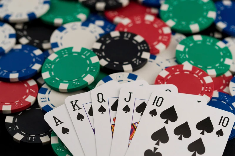 Cách chia bài Poker lên thùng phá sảnh?
